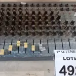 LOTE 492 - 01 MESA DE SOM. ANALÓGICA MARCA STANER MODELO 12-2S (NO ESTADO) ATENÇÃO! FAZER A VISITAÇÃO ANTES DE ARREMATAR, NÃO SABEMOS SE FUNCIONA, LEILÃO NÃO TEM GARANTIA E NEM DEVOLUÇÃO, SUJEITO A POSSÍVEIS AVARIAS VISÍVEIS/OCULTAS E/OU AUSÊNCIA DE COMPONENTES.