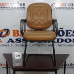 LOTE 139 - 01 CADEIRA. (NO ESTADO EM QUE SE ENCONTRA. SUJEITO A AVARIAS OCULTAS/VISÍVEIS.) AV9898X