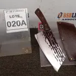 LOTE 020 - 01 CUTELO IMPORTADA AÇO INOXIDÁVEL CABO EM MADEIRA FULL TANG BAINHA DE NAPA TAMANHO TOTAL 30CM PESO 318G JÁ AFIADA. (NO ESTADO) ATENÇÃO! FAZER A VISITAÇÃO ANTES DE ARREMATAR, NÃO SABEMOS SE FUNCIONA, LEILÃO NÃO TEM GARANTIA E NEM DEVOLUÇÃO, SUJEITO A POSSÍVEIS AVARIAS VISÍVEIS/OCULTAS E/OU AUSÊNCIA DE COMPONENTES.
