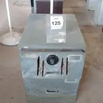 LOTE 125 - 01 COFRE. (NO ESTADO EM QUE SE ENCONTRA. SUJEITO A AVARIAS OCULTAS/VISÍVEIS.) AV9605V