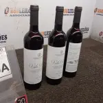 LOTE 370 - 03 GARRAFAS DE VINHO TINTO VALA REAL PORTUGUÊS SAFRA 2019 750ML. (NO ESTADO) ATENÇÃO! FAZER A VISITAÇÃO ANTES DE ARREMATAR, NÃO SABEMOS SE FUNCIONA, LEILÃO NÃO TEM GARANTIA E NEM DEVOLUÇÃO, SUJEITO A POSSÍVEIS AVARIAS VISÍVEIS/OCULTAS E/OU AUSÊNCIA DE COMPONENTES.