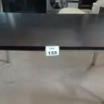 LOTE 133 - 01 MESA TAMPO DE MADEIRA PERNAS DE FERRO. (NO ESTADO EM QUE SE ENCONTRA. SUJEITO A AVARIAS OCULTAS/VISÍVEIS.)