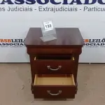 LOTE 122 - 01 MESA DE CABECEIRA. (NO ESTADO EM QUE SE ENCONTRA. SUJEITO A AVARIAS OCULTAS/VISÍVEIS.) AV9356R