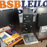 LOTE 370 - 03 MONITORES MARCAS E MODELOS DIVERSOS, 01 CPU MARCA POSITIVO, 05 CAIXAS DE FILME DE POLIESTIRENO E 01 CALCULADORA. (NO ESTADO) ATENÇÃO! FAZER A VISITAÇÃO ANTES DE ARREMATAR, NÃO SABEMOS SE FUNCIONA, LEILÃO NÃO TEM GARANTIA E NEM DEVOLUÇÃO, SUJEITO A POSSÍVEIS AVARIAS VISÍVEIS/OCULTAS E/OU AUSÊNCIA DE COMPONENTES.