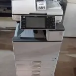 LOTE 381 - 01 COPIADORA MULTIFUNCIONAL MARCA RICOH MODELO MP C5503. (NO ESTADO) ATENÇÃO! FAZER A VISITAÇÃO ANTES DE ARREMATAR, NÃO SABEMOS SE FUNCIONA, LEILÃO NÃO TEM GARANTIA E NEM DEVOLUÇÃO, SUJEITO A POSSÍVEIS AVARIAS VISÍVEIS/OCULTAS E/OU AUSÊNCIA DE COMPONENTES.