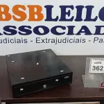 LOTE 362 - 01 GAVETA DE DINHEIRO. (NO ESTADO) ATENÇÃO! FAZER A VISITAÇÃO ANTES DE ARREMATAR, NÃO SABEMOS SE FUNCIONA, LEILÃO NÃO TEM GARANTIA E NEM DEVOLUÇÃO, SUJEITO A POSSÍVEIS AVARIAS VISÍVEIS/OCULTAS E/OU AUSÊNCIA DE COMPONENTES.
