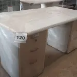 LOTE 120 - 01 MESA EM MADEIRA COM 02 GAVETEIROS. (NO ESTADO EM QUE SE ENCONTRA. SUJEITO A AVARIAS OCULTAS/VISÍVEIS.)