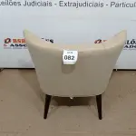LOTE 082 - 01 POLTRONA ESTOFADA. (NO ESTADO EM QUE SE ENCONTRA. SUJEITO A AVARIAS OCULTAS/VISÍVEIS.) AU2132G