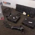 LOTE 514 - 02 MINIS PC INIT, 01 TECLADO, 01 LEITOR DE CÓDIGO DE BARRAS  E CABOS.(NO ESTADO) ATENÇÃO! FAZER A VISITAÇÃO ANTES DE ARREMATAR, NÃO SABEMOS SE FUNCIONA, LEILÃO NÃO TEM GARANTIA E NEM DEVOLUÇÃO, SUJEITO A POSSÍVEIS AVARIAS VISÍVEIS/OCULTAS E/OU AUSÊNCIA DE COMPONENTES.