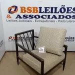 LOTE 077 - 01 POLTRONA EM MADEIRA ESTOFADA AU2176T. (NO ESTADO EM QUE SE ENCONTRA. SUJEITO A AVARIAS OCULTAS/VISÍVEIS.)