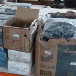 LOTE 426 - 01 LOTE COM GRANDE QUANTIDADE DE BLOCOS DE ANOTAÇÕES, GRAMPOS, LACRES, FOLHAS DE ETIQUETAS, DISJUNTORES E 02 LIXEIRAS. (NO ESTADO) ATENÇÃO! FAZER A VISITAÇÃO ANTES DE ARREMATAR, NÃO SABEMOS SE FUNCIONA, LEILÃO NÃO TEM GARANTIA E NEM DEVOLUÇÃO, SUJEITO A POSSÍVEIS AVARIAS VISÍVEIS/OCULTAS E/OU AUSÊNCIA DE COMPONENTES.
