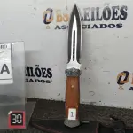 LOTE 250 - 01 PUNHAL IMPORTADA AÇO INOXIDÁVEL CABO EM MADEIRA   FULL TANG BAINHA DE NYLON TAMANHO TOTAL 28CM PESO 288G.  (NO ESTADO) ATENÇÃO! FAZER A VISITAÇÃO ANTES DE ARREMATAR, NÃO SABEMOS SE FUNCIONA. LEILÃO NÃO TEM GARANTIA E NEM DEVOLUÇÃO, SUJEITO A POSSÍVEIS AVARIAS VISÍVEIS/OCULTAS E/OU AUSÊNCIA DE COMPONENTES.