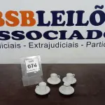 LOTE 074 - 04 XÍCARAS COM 04 PIRES. (NO ESTADO EM QUE SE ENCONTRA. SUJEITO A AVARIAS OCULTAS/VISÍVEIS.)
