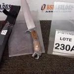 LOTE 230 - 01 FACA COM CABEÇA DE ONÇA AÇO INOX TAMANHO TOTAL 36CM. (NO ESTADO) ATENÇÃO! FAZER A VISITAÇÃO ANTES DE ARREMATAR, NÃO SABEMOS SE FUNCIONA, LEILÃO NÃO TEM GARANTIA E NEM DEVOLUÇÃO, SUJEITO A POSSÍVEIS AVARIAS VISÍVEIS/OCULTAS E/OU AUSÊNCIA DE COMPONENTES.