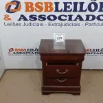 LOTE 122 - 01 MESA DE CABECEIRA. (NO ESTADO EM QUE SE ENCONTRA. SUJEITO A AVARIAS OCULTAS/VISÍVEIS.) AV9356R