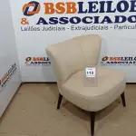LOTE 113 - 01 POLTRONA ESTOFADA. (NO ESTADO EM QUE SE ENCONTRA. SUJEITO A AVARIAS OCULTAS/VISÍVEIS.) BJ7189G