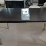 LOTE 133 - 01 MESA TAMPO DE MADEIRA PERNAS DE FERRO. (NO ESTADO EM QUE SE ENCONTRA. SUJEITO A AVARIAS OCULTAS/VISÍVEIS.)
