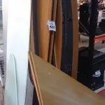 LOTE 493 - 01 MESA DE REUNIÕES EM MADEIRA E TAMPO DE VIDRO. (NO ESTADO) ATENÇÃO! FAZER A VISITAÇÃO ANTES DE ARREMATAR, NÃO SABEMOS SE FUNCIONA, LEILÃO NÃO TEM GARANTIA E NEM DEVOLUÇÃO, SUJEITO A POSSÍVEIS AVARIAS VISÍVEIS/OCULTAS E/OU AUSÊNCIA DE COMPONENTES.