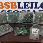 LOTE 359 - 05 PLACAS MÃE. (NO ESTADO) ATENÇÃO! FAZER A VISITAÇÃO ANTES DE ARREMATAR, NÃO SABEMOS SE FUNCIONA, LEILÃO NÃO TEM GARANTIA E NEM DEVOLUÇÃO, SUJEITO A POSSÍVEIS AVARIAS VISÍVEIS/OCULTAS E/OU AUSÊNCIA DE COMPONENTES.