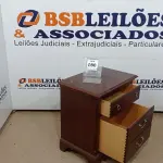 LOTE 080 - 01 MESA DE CABECEIRA. (NO ESTADO EM QUE SE ENCONTRA. SUJEITO A AVARIAS OCULTAS/VISÍVEIS.) BF8495W