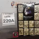 LOTE 220 - 01 KIT COM 12 ISQUEIRO TIPO ZIPPO PERSONALIZADOS. (NO ESTADO) ATENÇÃO! FAZER A VISITAÇÃO ANTES DE ARREMATAR, NÃO SABEMOS SE FUNCIONA, LEILÃO NÃO TEM GARANTIA E NEM DEVOLUÇÃO, SUJEITO A POSSÍVEIS AVARIAS VISÍVEIS/OCULTAS E/OU AUSÊNCIA DE COMPONENTES.