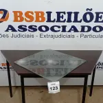 LOTE 123 - 01 VIDRO QUADRADO 0,57CM X 0,57CM COM AVARIAS. (NO ESTADO EM QUE SE ENCONTRA. SUJEITO A AVARIAS OCULTAS/VISÍVEIS.)