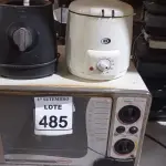 LOTE 485 - 01 FORNO ELÉTRICO, 01 BASE DE LIQUIDIFICADOR E 01 FRITADEIRA ELÉTRICA. (NO ESTADO) ATENÇÃO! FAZER A VISITAÇÃO ANTES DE ARREMATAR, NÃO SABEMOS SE FUNCIONA, LEILÃO NÃO TEM GARANTIA E NEM DEVOLUÇÃO, SUJEITO A POSSÍVEIS AVARIAS VISÍVEIS/OCULTAS E/OU AUSÊNCIA DE COMPONENTES.