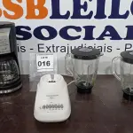 LOTE 016 - 01 CAFETEIRA ELECTROLUX 220V, 01 BASE DE LIGUIFICADORS HAMILTON BEACH 110V E 02 COPOS DE LIGUIFICADOR EM VIDRO. (NO ESTADO EM QUE SE ENCONTRA. SUJEITO A AVARIAS OCULTAS/VISÍVEIS.)