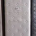 LOTE 164 - 01 COLCHÃO SOLTEIRO COM BASE 1,88CM X 0,88CM. (NO ESTADO EM QUE SE ENCONTRA. SUJEITO A AVARIAS OCULTAS/VISÍVEIS.) BJ7495P