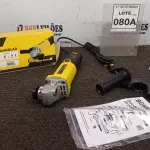 LOTE 080 - 01 ESMERILHADEIRA ANGULAR 220V 710W ACESSÓRIOS 1CHAVE 1 PROTETOR 1MANOPLA. (NO ESTADO) ATENÇÃO! FAZER A VISITAÇÃO ANTES DE ARREMATAR, NÃO SABEMOS SE FUNCIONA, LEILÃO NÃO TEM GARANTIA E NEM DEVOLUÇÃO, SUJEITO A POSSÍVEIS AVARIAS VISÍVEIS/OCULTAS E/OU AUSÊNCIA DE COMPONENTES.