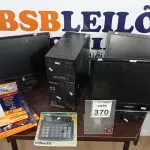 LOTE 370 - 03 MONITORES MARCAS E MODELOS DIVERSOS, 01 CPU MARCA POSITIVO, 05 CAIXAS DE FILME DE POLIESTIRENO E 01 CALCULADORA. (NO ESTADO) ATENÇÃO! FAZER A VISITAÇÃO ANTES DE ARREMATAR, NÃO SABEMOS SE FUNCIONA, LEILÃO NÃO TEM GARANTIA E NEM DEVOLUÇÃO, SUJEITO A POSSÍVEIS AVARIAS VISÍVEIS/OCULTAS E/OU AUSÊNCIA DE COMPONENTES.