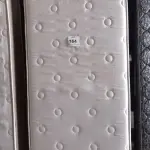 LOTE 164 - 01 COLCHÃO SOLTEIRO COM BASE 1,88CM X 0,88CM. (NO ESTADO EM QUE SE ENCONTRA. SUJEITO A AVARIAS OCULTAS/VISÍVEIS.) BJ7495P