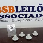 LOTE 073 - 04 XÍCARAS COM 04 PIRES. (NO ESTADO EM QUE SE ENCONTRA. SUJEITO A AVARIAS OCULTAS/VISÍVEIS.)