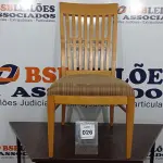LOTE 026 - 01 CADEIRA DE COZINHA. (NO ESTADO EM QUE SE ENCONTRA. SUJEITO A AVARIAS OCULTAS/VISÍVEIS.) BF8696U