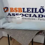 LOTE 044 - 01 CARPETE AZUL E CINZA. (NO ESTADO EM QUE SE ENCONTRA. SUJEITO A AVARIAS OCULTAS/VISÍVEIS.)