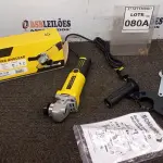 LOTE 080 - 01 ESMERILHADEIRA ANGULAR 220V 710W ACESSÓRIOS 1CHAVE 1 PROTETOR 1MANOPLA. (NO ESTADO) ATENÇÃO! FAZER A VISITAÇÃO ANTES DE ARREMATAR, NÃO SABEMOS SE FUNCIONA, LEILÃO NÃO TEM GARANTIA E NEM DEVOLUÇÃO, SUJEITO A POSSÍVEIS AVARIAS VISÍVEIS/OCULTAS E/OU AUSÊNCIA DE COMPONENTES.