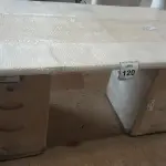 LOTE 120 - 01 MESA EM MADEIRA COM 02 GAVETEIROS. (NO ESTADO EM QUE SE ENCONTRA. SUJEITO A AVARIAS OCULTAS/VISÍVEIS.)