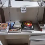 LOTE 375 - 01 RACK DE MADEIRA, 03 PRATELEIRAS E LIVROS DIVERSOS. (NO ESTADO) ATENÇÃO! FAZER A VISITAÇÃO ANTES DE ARREMATAR, NÃO SABEMOS SE FUNCIONA, LEILÃO NÃO TEM GARANTIA E NEM DEVOLUÇÃO, SUJEITO A POSSÍVEIS AVARIAS VISÍVEIS/OCULTAS E/OU AUSÊNCIA DE COMPONENTES