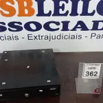 LOTE 362 - 01 GAVETA DE DINHEIRO. (NO ESTADO) ATENÇÃO! FAZER A VISITAÇÃO ANTES DE ARREMATAR, NÃO SABEMOS SE FUNCIONA, LEILÃO NÃO TEM GARANTIA E NEM DEVOLUÇÃO, SUJEITO A POSSÍVEIS AVARIAS VISÍVEIS/OCULTAS E/OU AUSÊNCIA DE COMPONENTES.