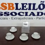 LOTE 065 - 04 XÍCARAS COM 04 PIRES. (NO ESTADO EM QUE SE ENCONTRA. SUJEITO A AVARIAS OCULTAS/VISÍVEIS.)