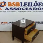 LOTE 128 - 01 MESA DE CABECEIRA(NO ESTADO EM QUE SE ENCONTRA. SUJEITO A AVARIAS OCULTAS/VISÍVEIS.)