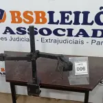 LOTE 006 -  01 SUPORTE DUPLO PARA MONITORES. (NO ESTADO EM QUE SE ENCONTRA. SUJEITO A AVARIAS OCULTAS/VISÍVEIS.)  