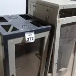 LOTE 372 - 02 RACKS DE FERRO COM PORTA DE ACRÍLICO. (NO ESTADO) ATENÇÃO! FAZER A VISITAÇÃO ANTES DE ARREMATAR, NÃO SABEMOS SE FUNCIONA, LEILÃO NÃO TEM GARANTIA E NEM DEVOLUÇÃO, SUJEITO A POSSÍVEIS AVARIAS VISÍVEIS/OCULTAS E/OU AUSÊNCIA DE COMPONENTES.