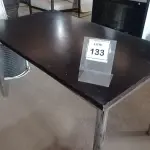 LOTE 133 - 01 MESA TAMPO DE MADEIRA PERNAS DE FERRO. (NO ESTADO EM QUE SE ENCONTRA. SUJEITO A AVARIAS OCULTAS/VISÍVEIS.)