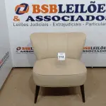 LOTE 113 - 01 POLTRONA ESTOFADA. (NO ESTADO EM QUE SE ENCONTRA. SUJEITO A AVARIAS OCULTAS/VISÍVEIS.) BJ7189G