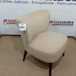 LOTE 082 - 01 POLTRONA ESTOFADA. (NO ESTADO EM QUE SE ENCONTRA. SUJEITO A AVARIAS OCULTAS/VISÍVEIS.) AU2132G