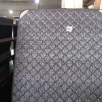 LOTE 091 - 01 COLCHÃO DE CASAL COM BASE 1,98CM X 1,58CM. (NO ESTADO EM QUE SE ENCONTRA. SUJEITO A AVARIAS OCULTAS/VISÍVEIS.)  BF8670G/ AU1901N