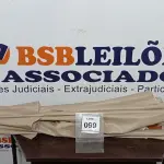 LOTE 099 - 01 GUARDA SOL EM MADEIRA SEM BASE. (NO ESTADO EM QUE SE ENCONTRA. SUJEITO A AVARIAS OCULTAS/VISÍVEIS.) AV9424Y