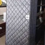 LOTE 092 - 01 COLCHÃO DE SOLTEIRO COM BASE 1,88CM X 0,88CM. (NO ESTADO EM QUE SE ENCONTRA. SUJEITO A AVARIAS OCULTAS/VISÍVEIS.) BJ7216G