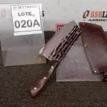 LOTE 020 - 01 CUTELO IMPORTADA AÇO INOXIDÁVEL CABO EM MADEIRA FULL TANG BAINHA DE NAPA TAMANHO TOTAL 30CM PESO 318G JÁ AFIADA. (NO ESTADO) ATENÇÃO! FAZER A VISITAÇÃO ANTES DE ARREMATAR, NÃO SABEMOS SE FUNCIONA, LEILÃO NÃO TEM GARANTIA E NEM DEVOLUÇÃO, SUJEITO A POSSÍVEIS AVARIAS VISÍVEIS/OCULTAS E/OU AUSÊNCIA DE COMPONENTES.